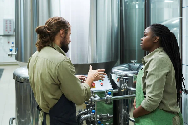 Brewery Owner Explaining Worker How Use New Modern Equipment — Stock Photo, Image
