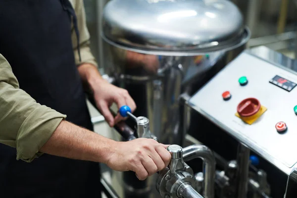 必要な圧力を設定するために醸造設備を操作する労働者の手 — ストック写真