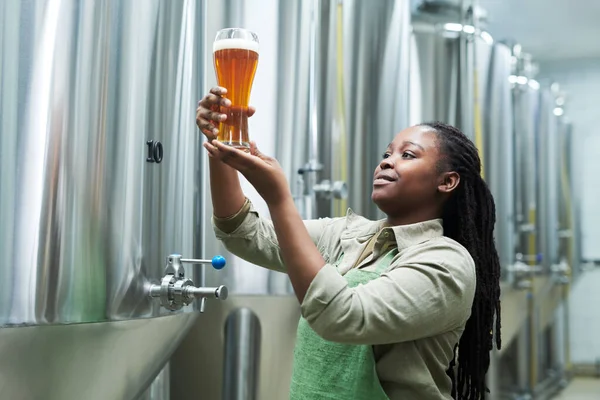 Stolt Bryggeri Ägare Tittar Glas Färskt — Stockfoto
