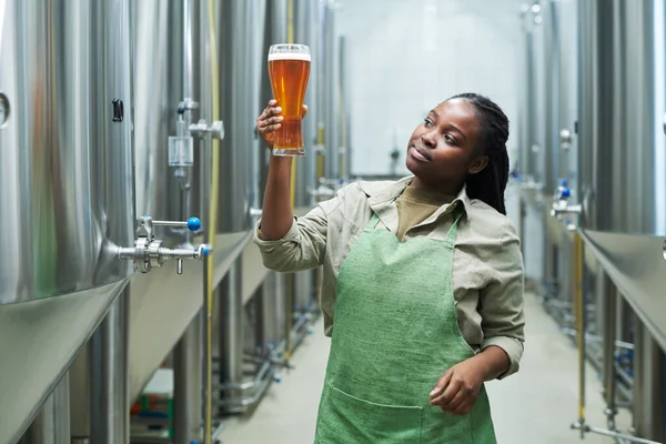 Werknemer Microbrouwerij Die Kwaliteit Van Geproduceerd Bier Controleert — Stockfoto