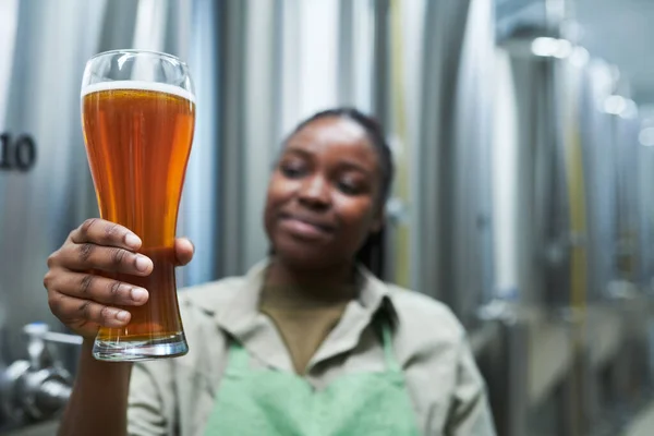 Arbetare Som Håller Ett Stort Glas Producerat Ett Litet Bryggeri — Stockfoto
