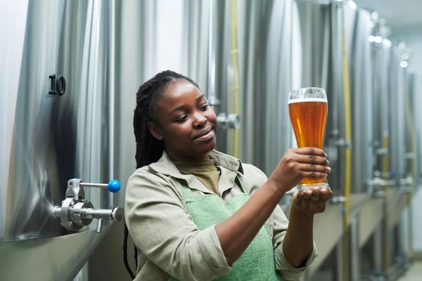 Wesoła Kobieta Prezentująca Piwo Produkowane Jej Małym Browarze — Zdjęcie stockowe
