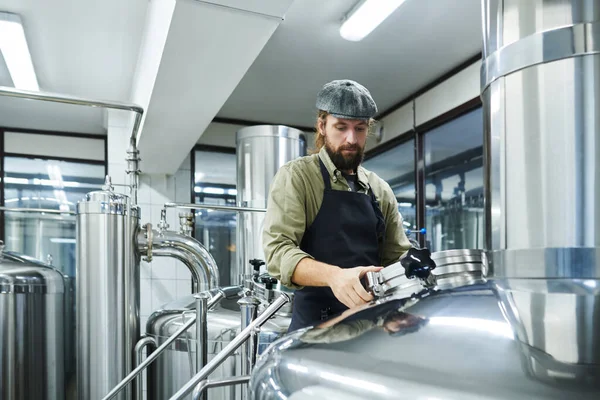 Mały Pracownik Browaru Sprawdzający Zbiorniki Piwem Fermentacyjnym — Zdjęcie stockowe