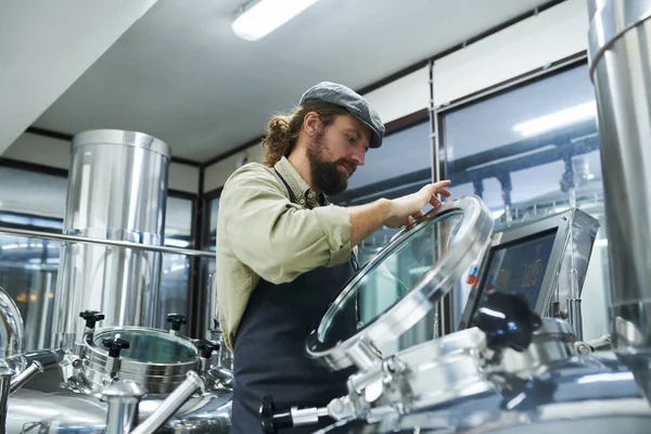 Pracownik Browaru Otwierający Zbiornik Fermentującym Piwem Aby Sprawdzić Czy Proces — Zdjęcie stockowe