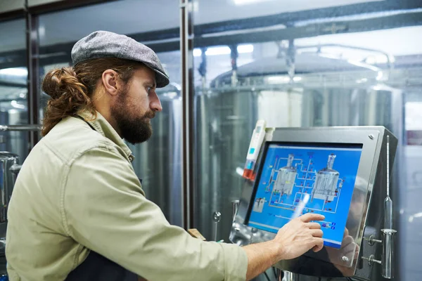 Bira Fabrikası Çalışanı Bira Fabrikası Ekipmanları Ayarlanırken Ekrandaki Şemayı Kontrol — Stok fotoğraf