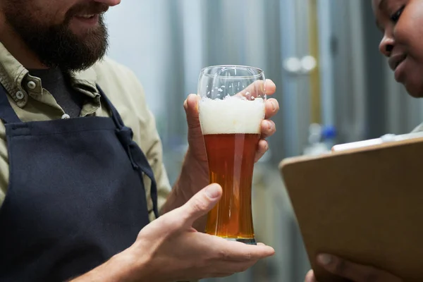 Gülümseyen Bira Fabrikası Müdürü Işçiyle Bira Kalitesini Tartışıyor — Stok fotoğraf