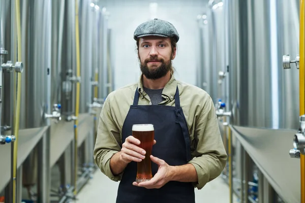 Porträtt Bryggerichef Med Stort Glas — Stockfoto