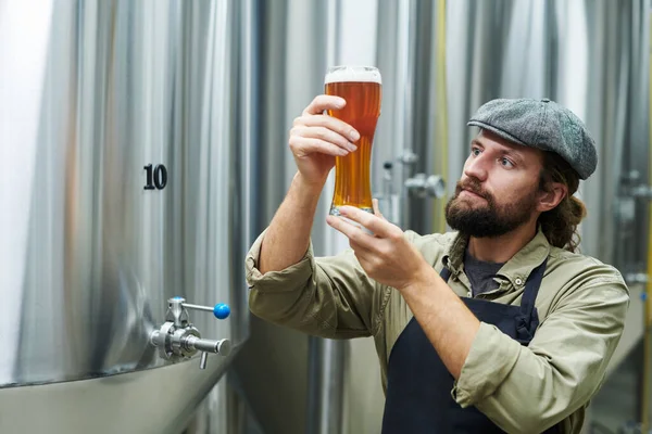 Düşünceli Bira Fabrikası Sahibi Büyük Bir Bardak Biranın Kalitesini Kontrol — Stok fotoğraf