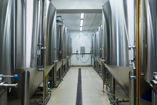 Interior Microcervejaria Com Muitos Tanques Ainda Cheios Cerveja Fermentante — Fotografia de Stock