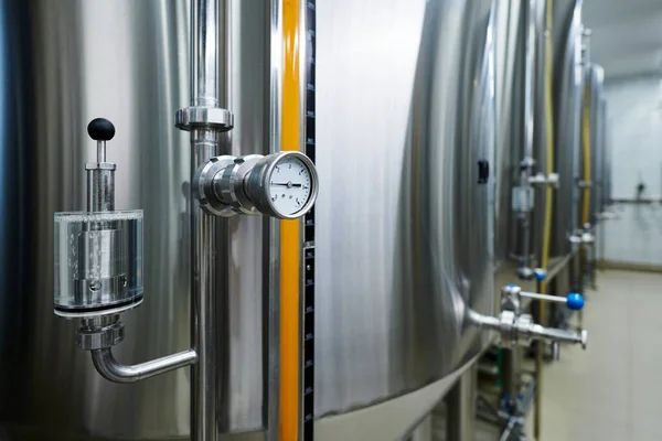 発酵ビールタンク内の圧力を示す気圧計 — ストック写真