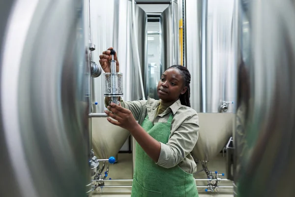 Mulher Negra Trabalhando Fábrica Cerveja Artesanal Verificando Equipamentos Fabricação Cerveja — Fotografia de Stock