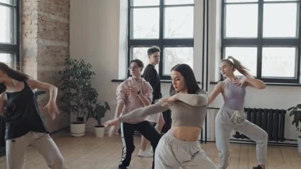 Mediano Largo Los Jóvenes Que Entrenan Las Jóvenes Bailarinas Moda — Vídeos de Stock