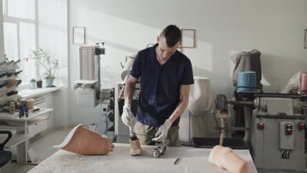 Young Adult Caucasian Man Assembling Parts Artificial Leg Modern Prosthetic — Stock Video