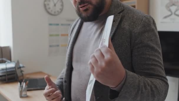 Tiltning Upp Blåögd Kaukasisk Manlig Biologi Lärare Visar Bild Groda — Stockvideo