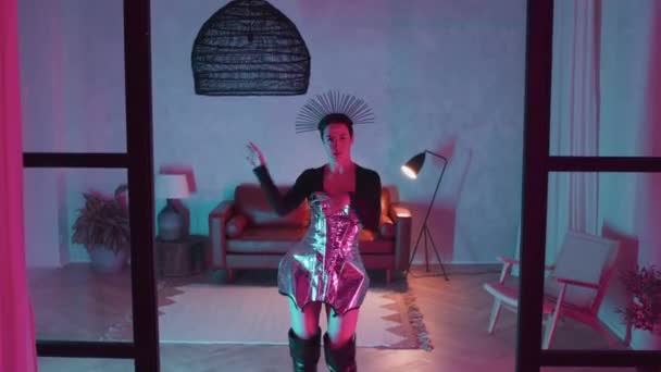 Портрет Красивої Дівчини Футуристичних Вбраннях Позує Танцює Мода Сучасній Квартирі — стокове відео