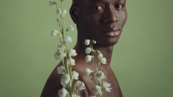 Estudio Conceptual Retrato Guapo Joven Adulto Negro Pie Sin Camisa — Vídeos de Stock