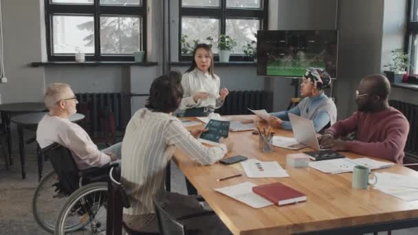 Nachverfolgung Unterschiedlicher Personen Bei Geschäftstreffen Mit Dem Abteilungsleiter Konferenzraum Tagsüber — Stockvideo