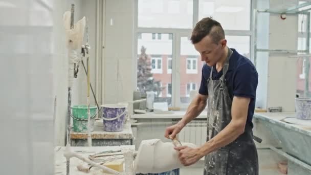 Jonge Blanke Man Draagt Schort Crafting Prothetische Ledemaat Met Behulp — Stockvideo