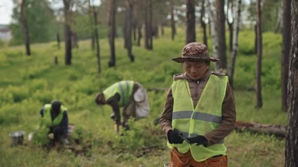 Portrait Moyen Jardinière Asiatique Tenue Travail Chapeau Tenant Bêche Debout — Video