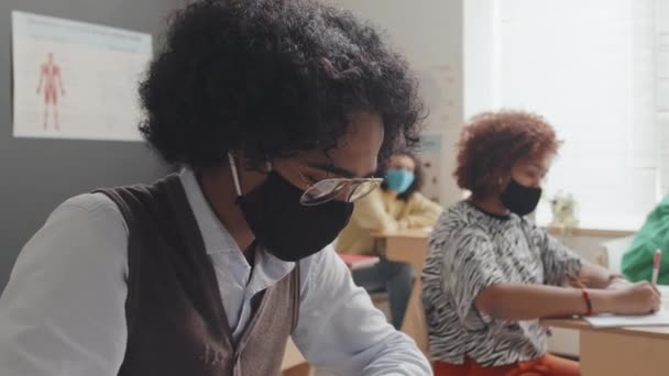 Zijaanzicht Van Intelligente Afro Amerikaanse Man Met Masker Bril Aan — Stockvideo