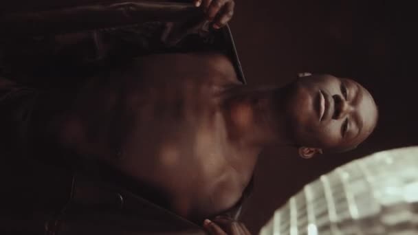 Vertikální Střední Portrét Sebevědomého Pohledného Mladého Černocha Oblečeného Módní Kožené — Stock video