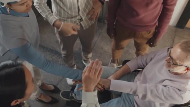 Ovanifrån Olika Människor Att Sätta Händerna Tillsammans Cirkel Som Lag — Stockvideo