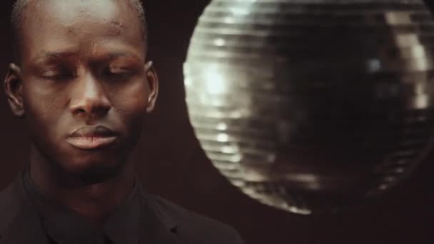 Konzeptuelle Nahaufnahme Eines Emotionslosen Schwarzen Eleganten Anzug Der Die Kamera — Stockvideo