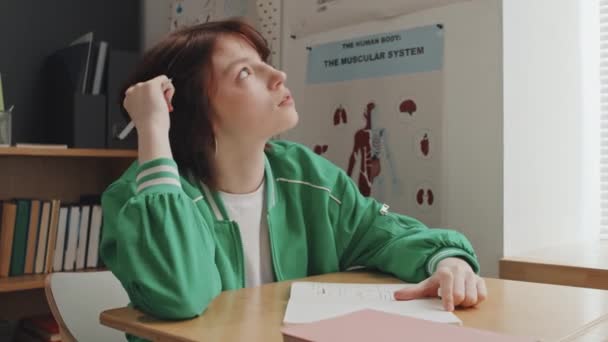 Kafkasyalı Genç Kızın Göğsü Kabarmış Defterine Yazıyor Sabahları Sınıfta Masa — Stok video