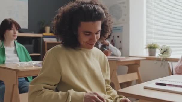 Naklánět Nad Kudrnatým Puberťákem Sedícím Dne Stolem Třídě Používat Tablet — Stock video