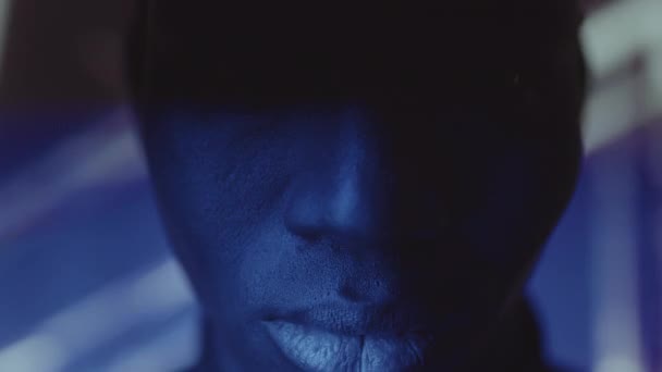 Ekstremalne Zbliżenie Młodego Afroamerykanina Patrzącego Kamerę Niebieskim Światłem Neonowym Oświetlającym — Wideo stockowe