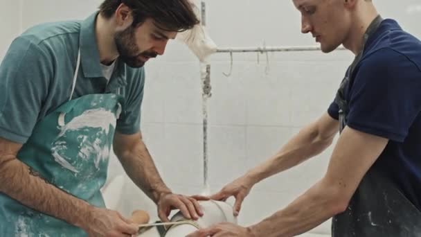 Umkippen Von Zwei Handwerkern Schürzen Mit Maßband Bei Arbeiten Beinprothesen — Stockvideo