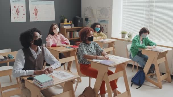 Zeitlupe Von Schülern Mit Mundschutz Die Schreibtischen Klassenzimmer Sitzen Und — Stockvideo