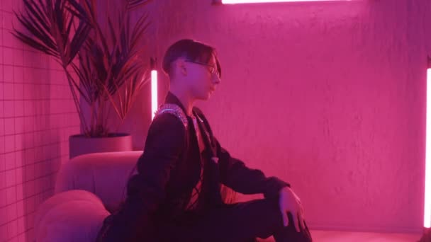 Середній Довгий Портрет Хлопця Підлітка Окулярах Танцює Мода Рожевих Неонових — стокове відео
