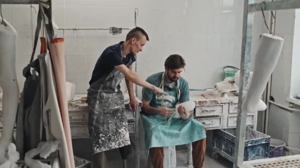 Zwei Junge Erwachsene Kaukasische Handwerker Tauschen Ideen Aus Wie Man — Stockvideo