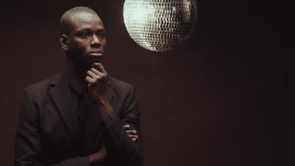 Zarif Siyah Takım Elbiseli Yakışıklı Afrikalı Amerikalı Bir Adamın Kavramsal — Stok video