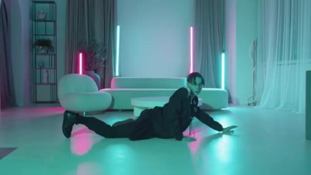 Széles Kép Fiatal Férfi Táncos Futurisztikus Ruhában Táncol Padlón Modern — Stock videók