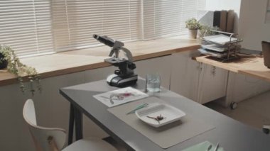 Mikroskobun yukarıdan aşağı görüntüsü, anatomi haritası ve kurbağa gündüz sınıftaki okul masasında kesim için.