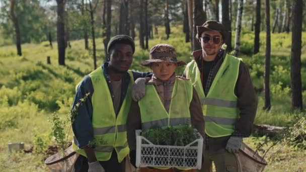 Retrato Medio Largo Tres Eco Voluntarios Multiétnicos Con Plántulas Árboles — Vídeo de stock