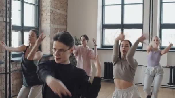 Середній Трекінг Молодих Веселих Дівчат Хлопців Які Танцюють Моду Студії — стокове відео