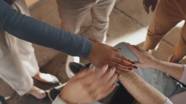 Oigenkännliga Människor Sätta Händerna Tillsammans Cirkel Som Team — Stockvideo