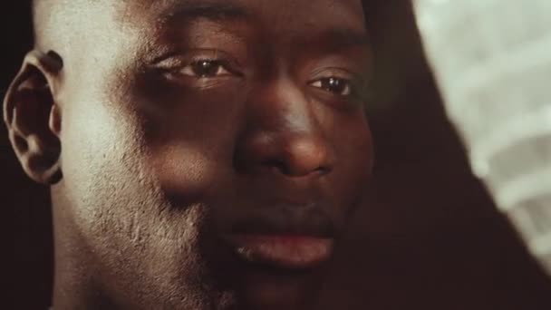 Зблизька Портрет Привабливого Афроамериканського Чоловіка Стоїть Перед Блискучим Диско Балом — стокове відео