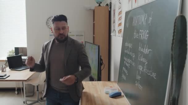 Mavi Gözlü Kafkas Erkek Biyoloji Öğretmeni Sabah Görünmez Öğrencilerle Konuşuyor — Stok video
