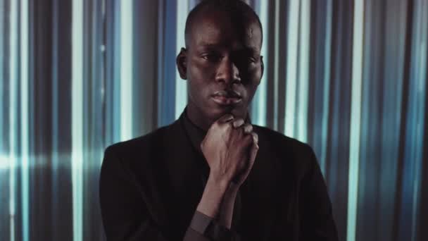 Zarif Siyah Takım Elbiseli Fütüristik Çizgili Neon Arka Planda Kameraya — Stok video