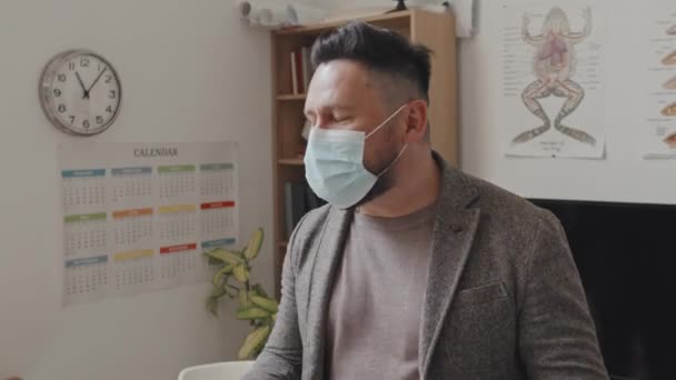 Midjan Upp Manliga Kaukasiska Professor Bär Ansiktsmask Ger Anatomi Föreläsning — Stockvideo