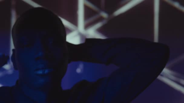Närbild Slowmo Sensuell Afroamerikansk Man Poserar Kameran Med Blå Neon — Stockvideo