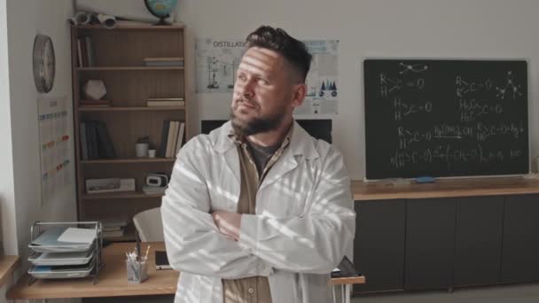 Střední Portrét Modrookého Bělookého Učitele Chemie Bílých Šatech Zkřížených Pažemi — Stock video