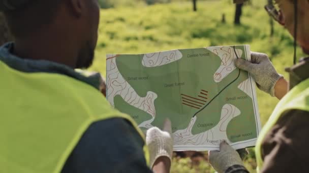 Přes Rameno Dvou Oříznutých Geografů Držících Mapu Oblasti Stojících Lese — Stock video