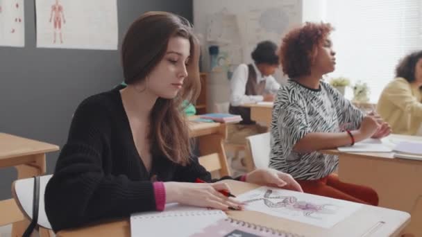 Mittlere Nahaufnahme Eines Kaukasischen Langhaarigen Mädchens Das Morgens Schreibtisch Klassenzimmer — Stockvideo