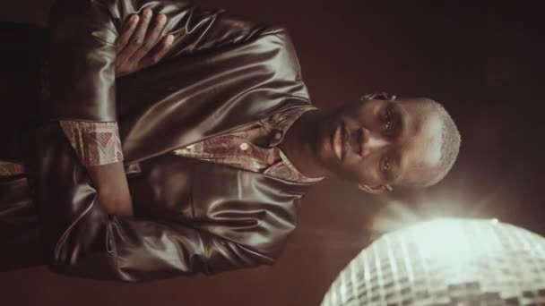 Lodret Medium Portræt Moderne Ung Afrikansk Amerikansk Mand Iført Fashionable – Stock-video