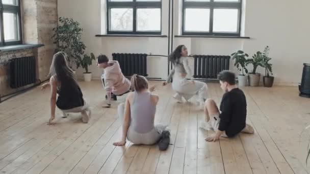 Tacking Young Female Male Students Dancing Vogue Floor Getting Clapping — Stock Video